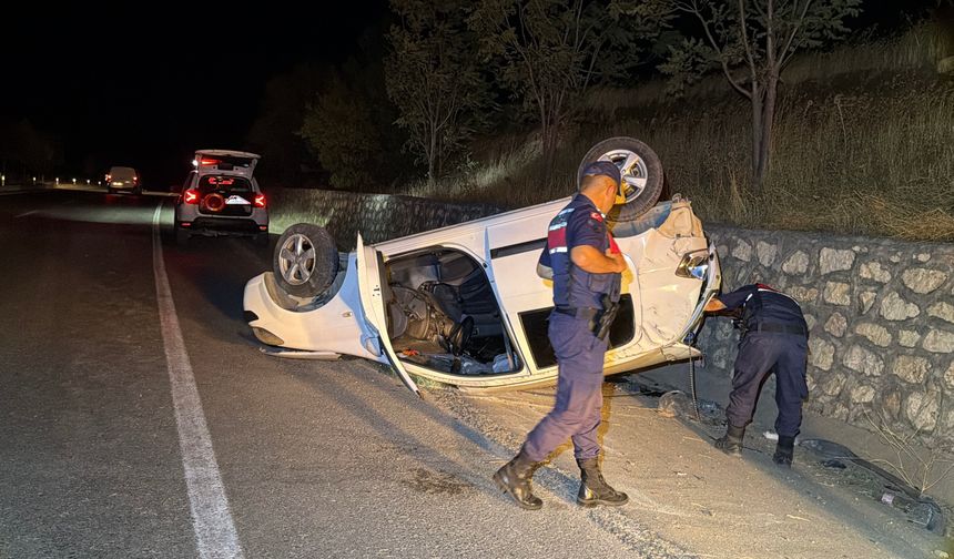 İstinat duvarına çarpan otomobil takla attı