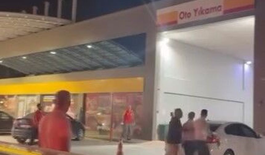 Akaryakıt istasyonunda sopalı kavga kamerada