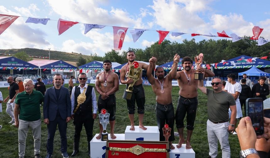 Sakaryalı Serdar Yıldırım, altın kemeri aldı