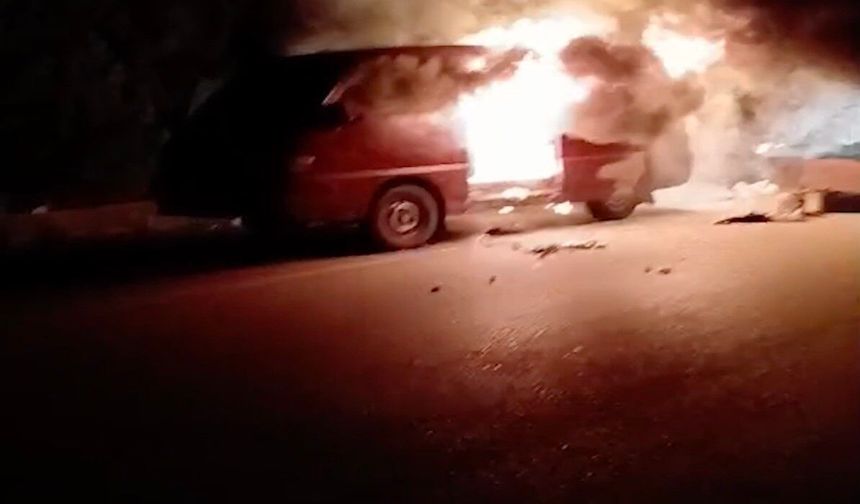 Seyir halindeki minibüs alev alev yandı