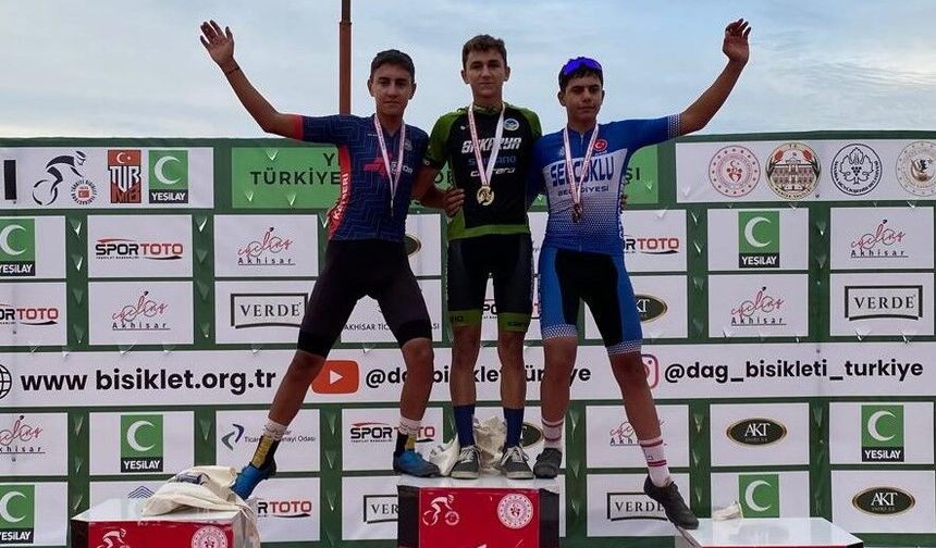 Büyükşehir’in genç bisikletçileri sezonu 42 madalyayla tamamladı