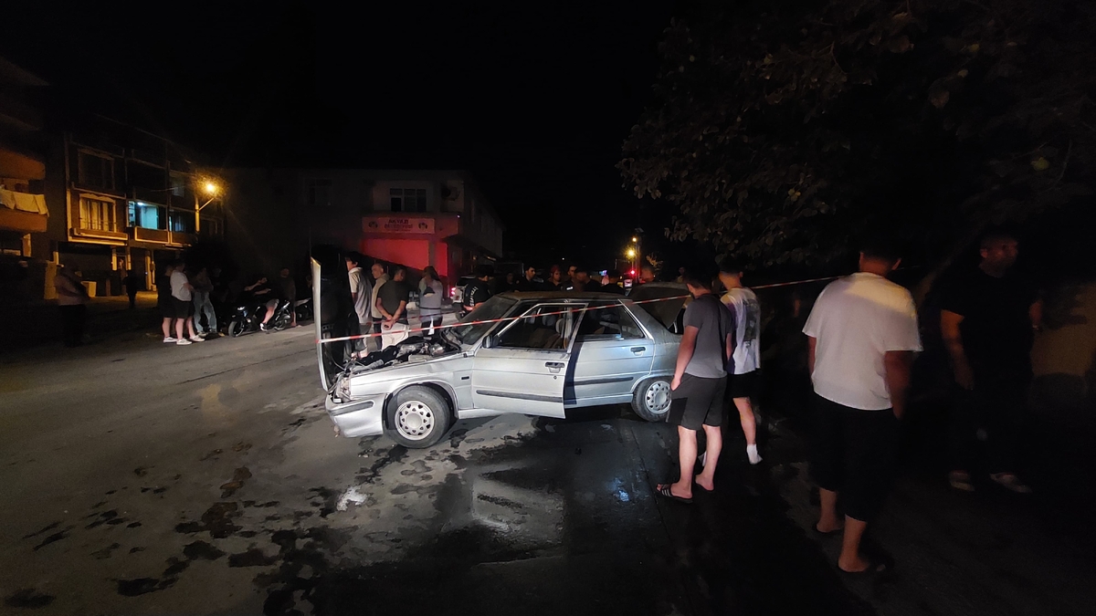Caddede Kaza Otomobil Ve Motosiklet Alev Aldi 60136 2025 07 28 23 40 26