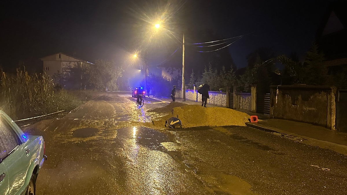 Akyazi Da Onlemsiz Kum Yigini Kazaya Neden Oldu 61389 2025 10 08 00 11 56