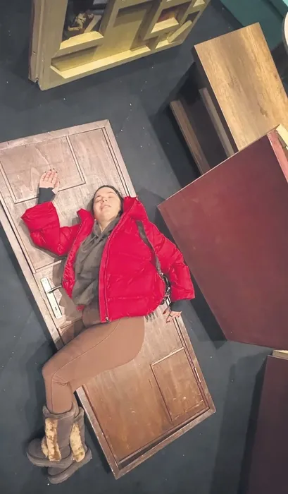 0X0 Bu Hafta Ameliyata Alinacak Oyuncu Asli Bekiroglu Tiyatro Oyununda Talihsiz Kaza Yasadi 1766981454307