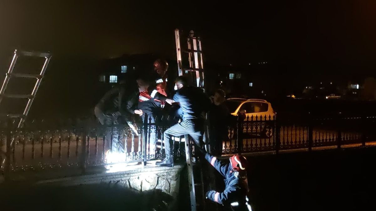 Yeni Yahyali Yolunda Feci Kaza Yolun Bittigini Goremedi Kanala Uctu 62814 2025 12 28 20 21 55