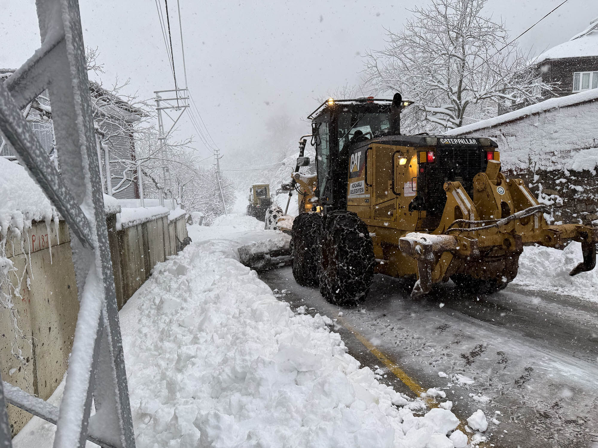 Büyükşehir kar mesaisinde: 6 yol ulaşıma açıldı