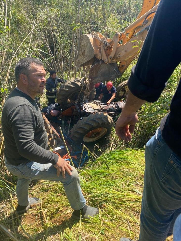Traktör dereye devrildi sürücü hayatını kaybetti