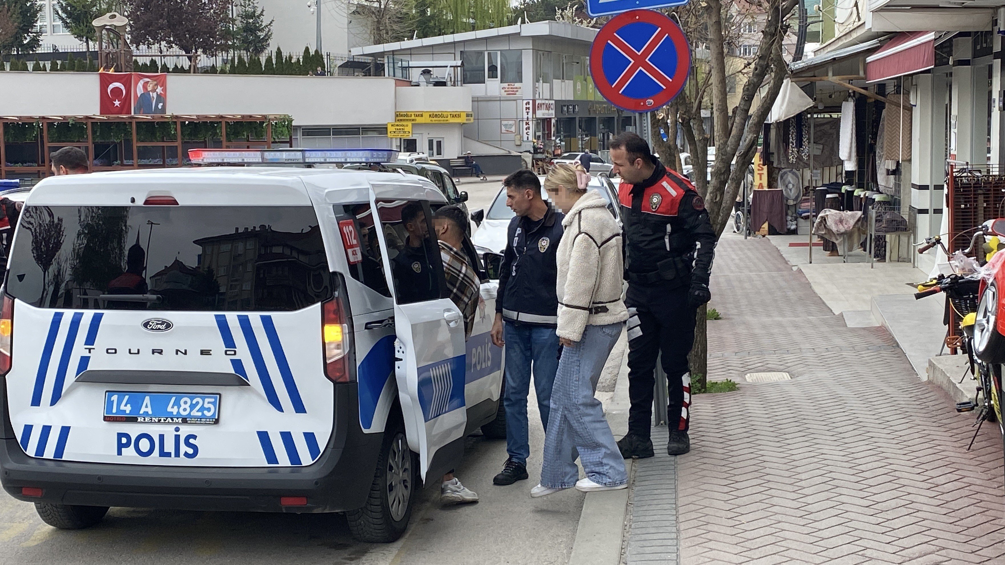 Kız kardeşini kafede bir erkekle görünce ortalığı birbirine kattı