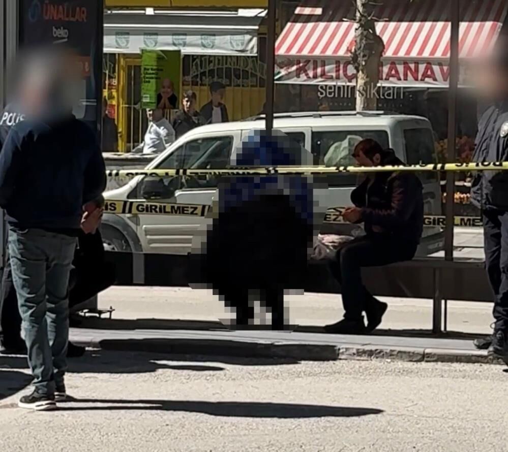 Ekmek almaya çıktı: Durakta oturur vaziyette ölü bulundu