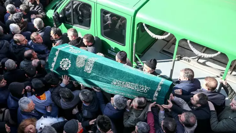 Arkadaşlarıyla otururken kalbine yenik düştü