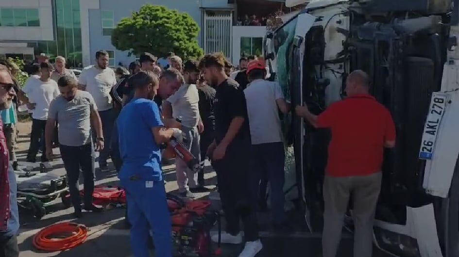 Devlet Hastanesi Onundeki Yolda Kaza Yaralilar Ve Aracta Sikisanlar Var 67316 2026 06 16 09 27 14 346411