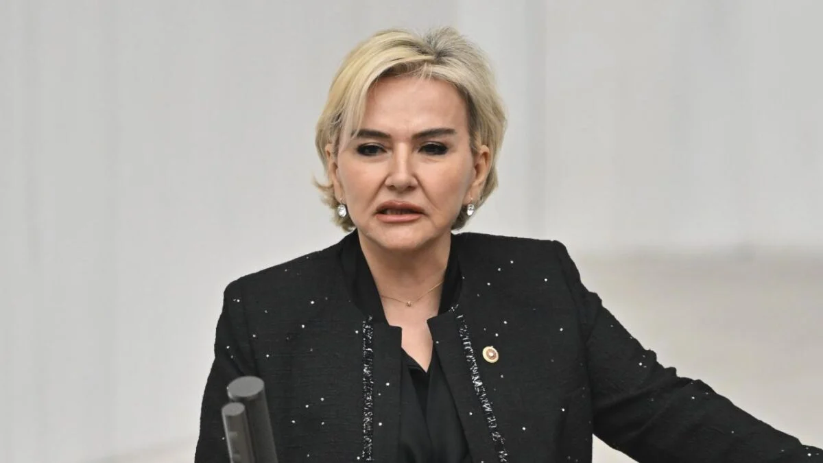 CHP'den ayrılan milletvekili AK Parti'ye katıldı