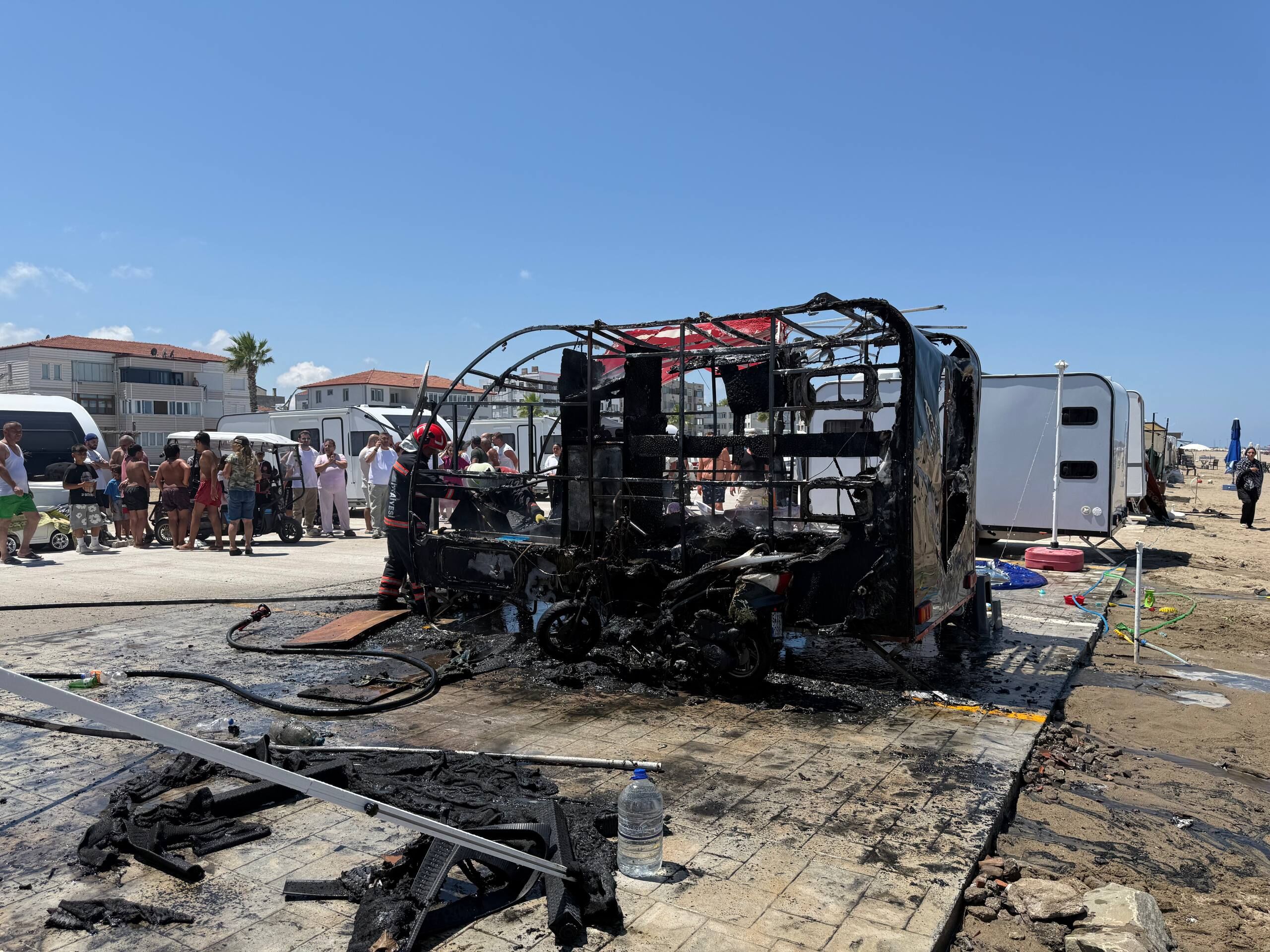 Karavan ve motosiklet kül oldu