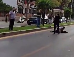 Yeni Cami'de feci kaza: Genç kız metrelerce savruldu