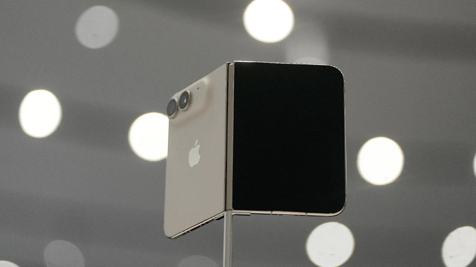 İlk katlanabilir iPhone Duo sahnede