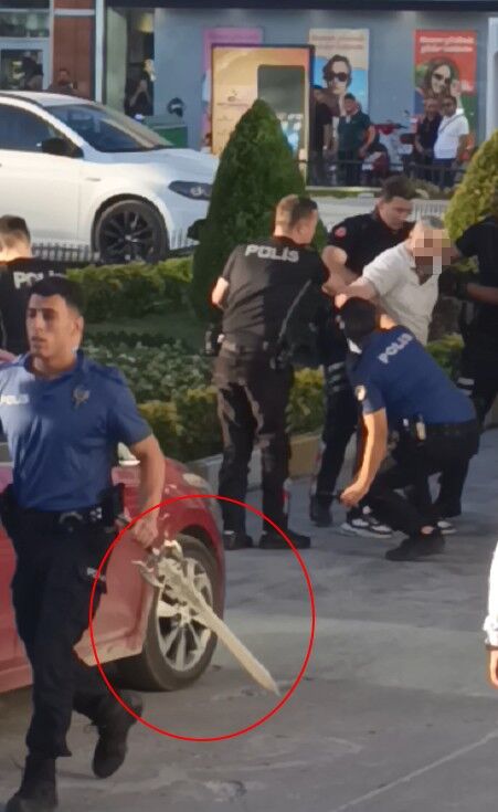 İşten çıkarıldığı gerekçesiyle kılıçla belediyeyi bastı
