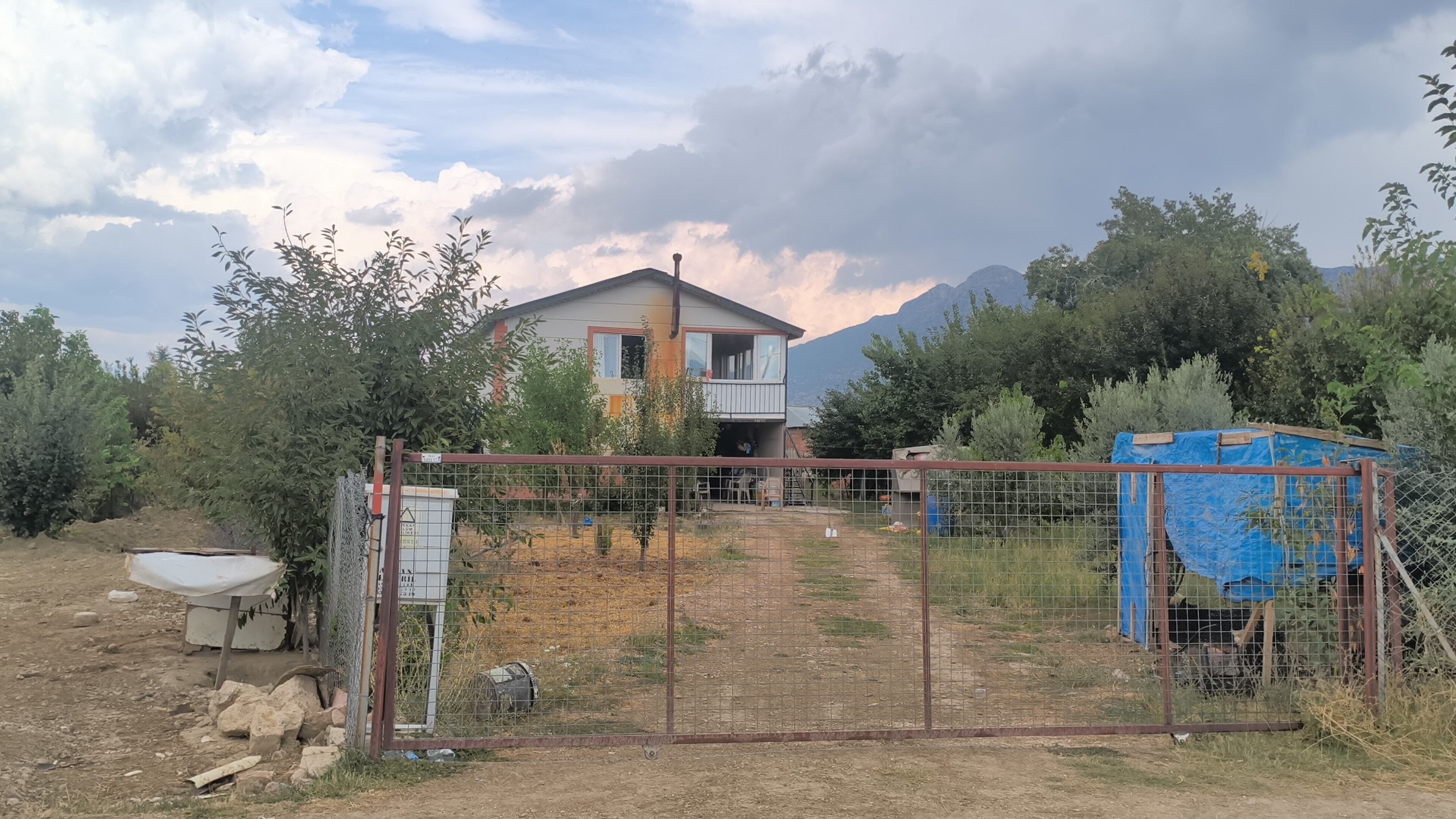 Eşini, kayınpederini ve kayınvalidesini öldürdü