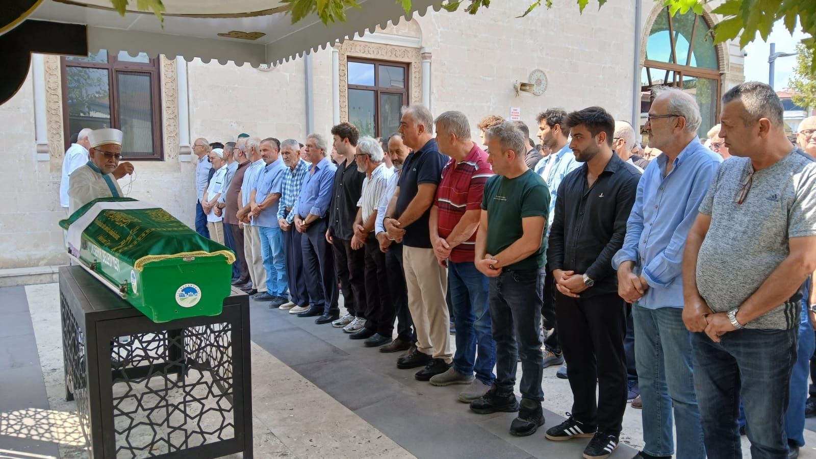 Cenaze namazını evladı kıldırdı