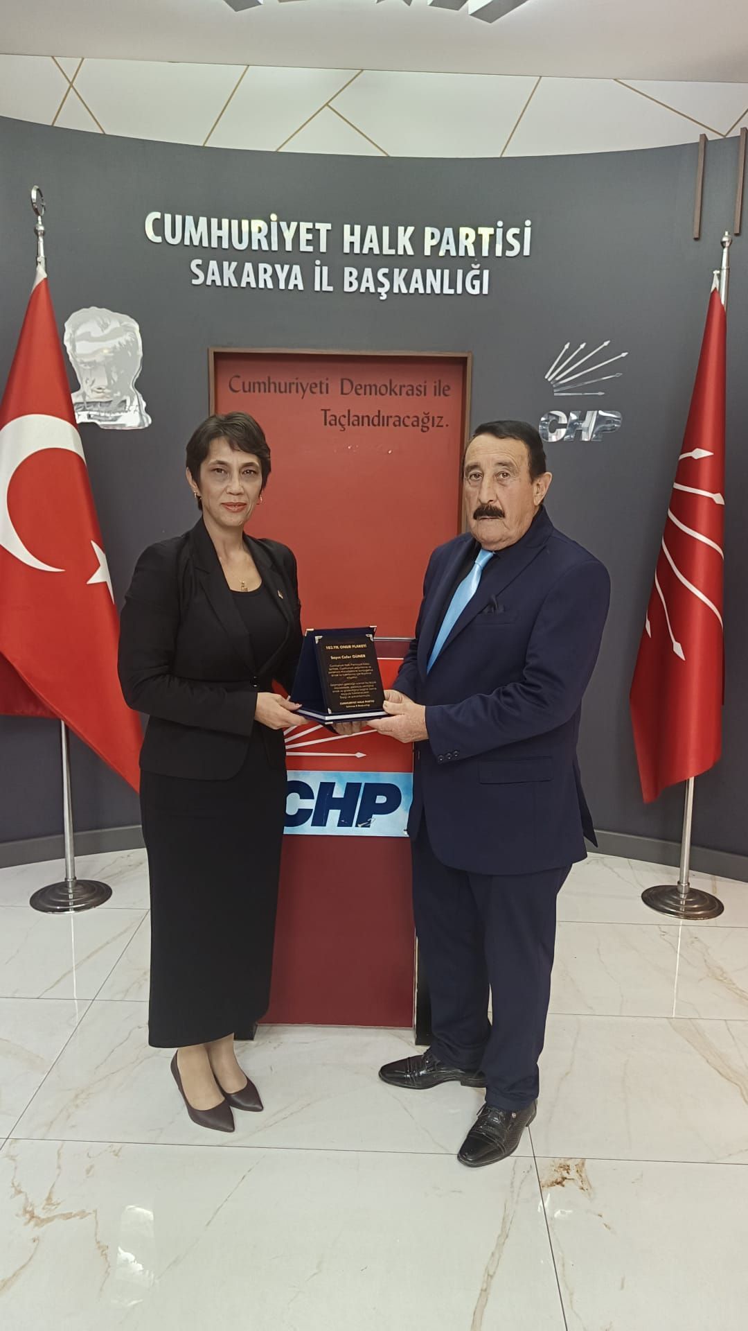 CHP Sakarya’da 30 yıllık üyelere anlamlı ödül