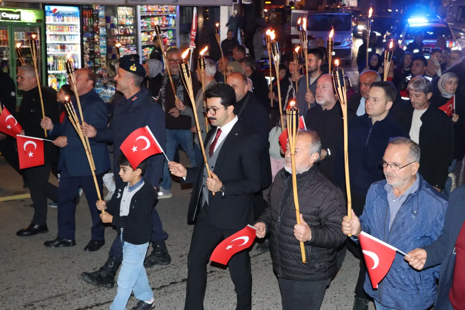 Ferizli’de Cumhuriyet coşkusu fener alayıyla taştı