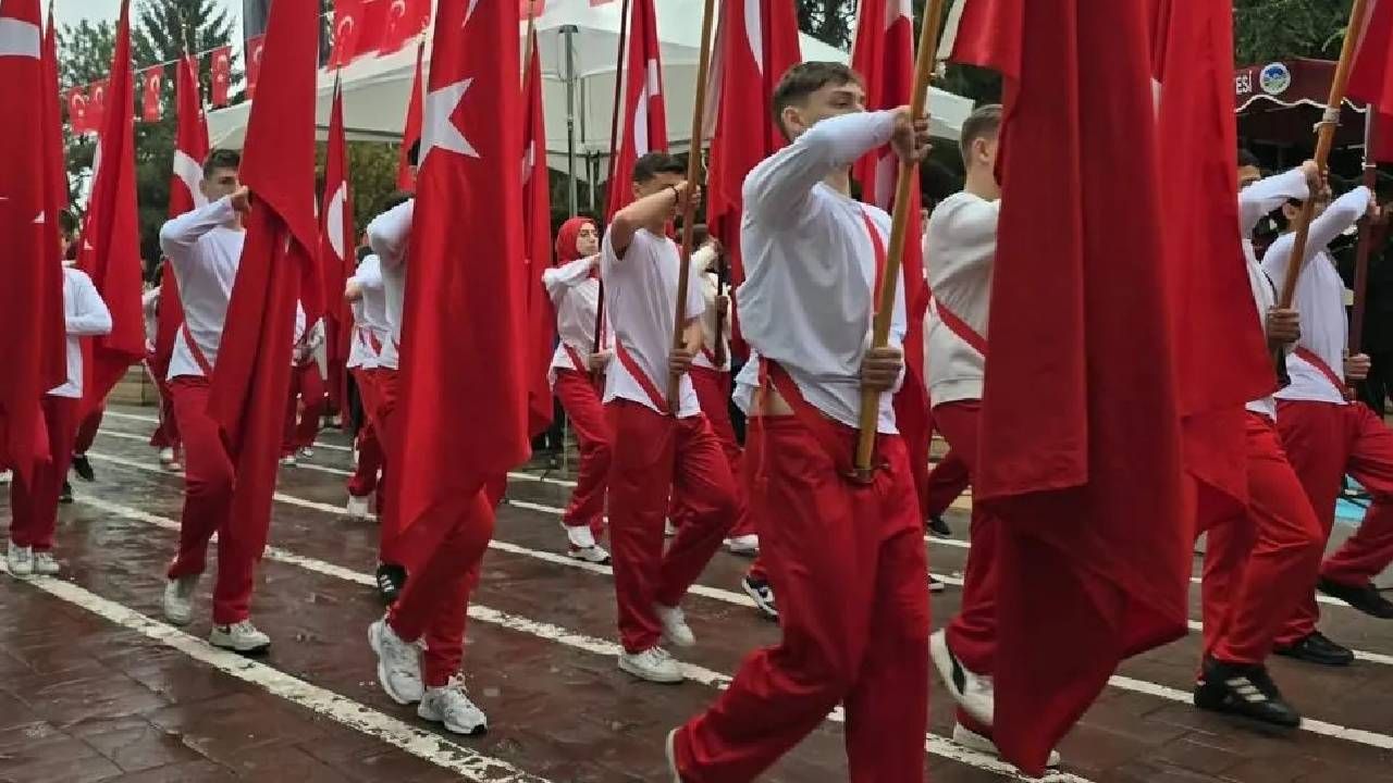Yağmur durduramadı: Sakarya’da Cumhuriyet Bayramı coşkusu